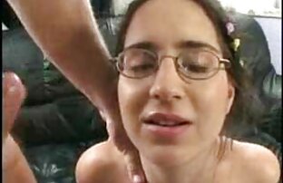 O tipo não pode acreditar que a miúda modesta vídeo pornô selvagem brasileiro Jennifer Simons faz sexo com o velho maluco.