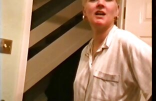 XXX Ninfomaníaca enfiou o seu buraco porno selvagem com animais apertado